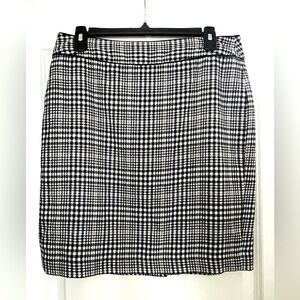 Skirt, Banana Republic. Knee-Length. Plaid print. Size 10. Black, cream & white